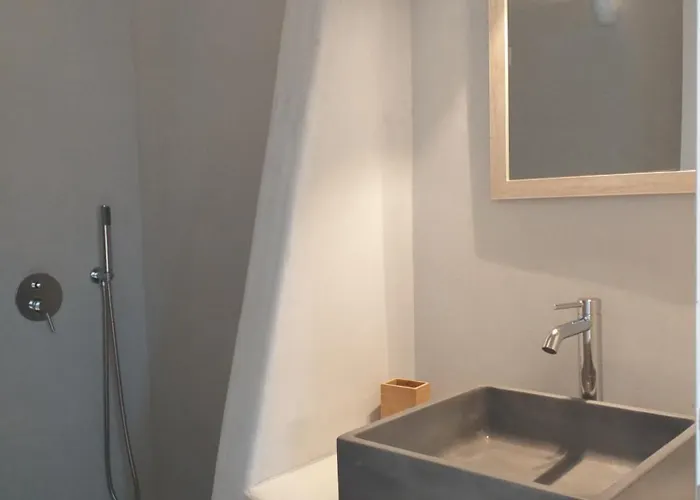 White Loft * イオス島 チョーラ