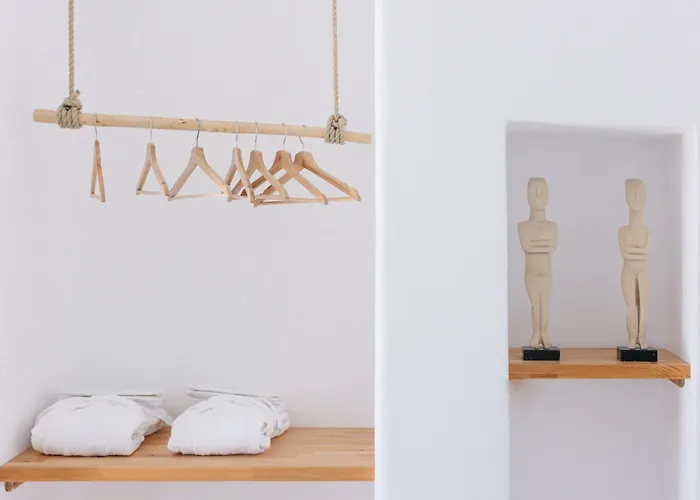 White Loft * イオス島 チョーラ